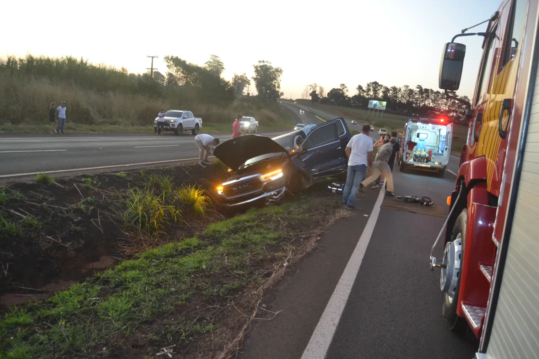 Caminhonete Dodge Ram saiu da pista e capotou