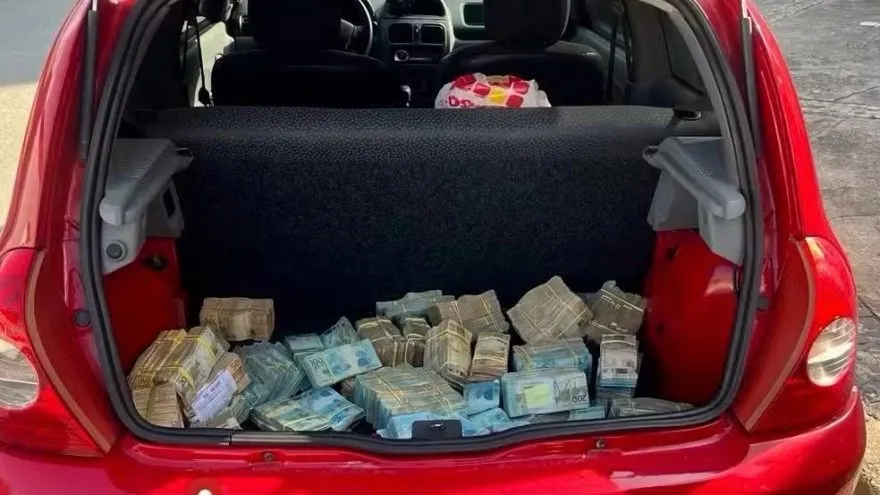 Carro abandonado é apreendido com cerca de R$ 1 milhão no porta-malas