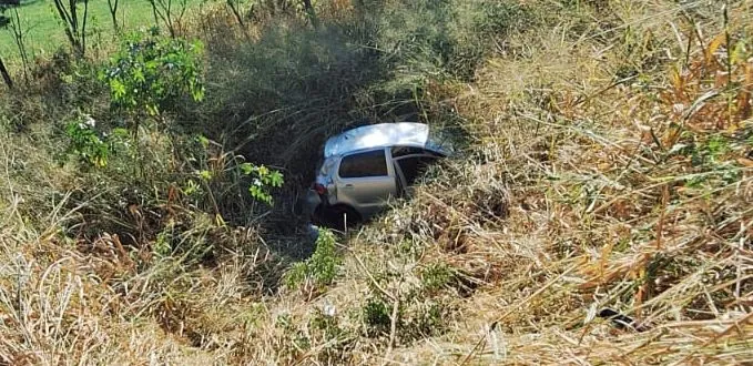 Carro cai em ribanceira na PR-444 e passageira fica ferida