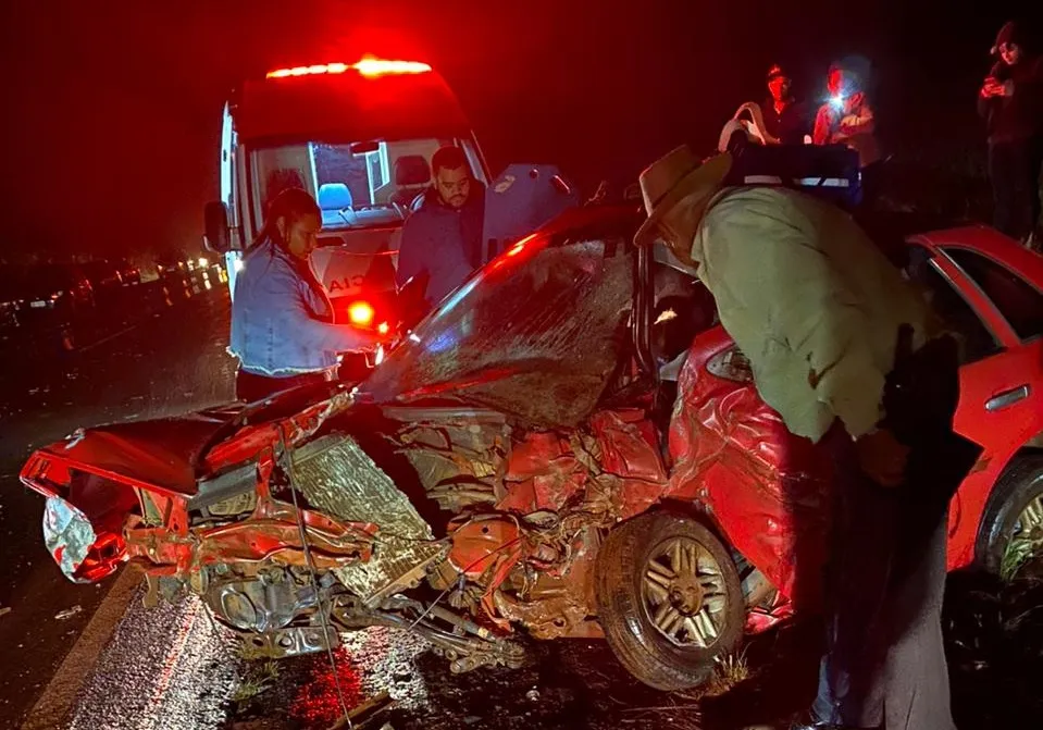 Carro colidiu de frente contra um caminhão