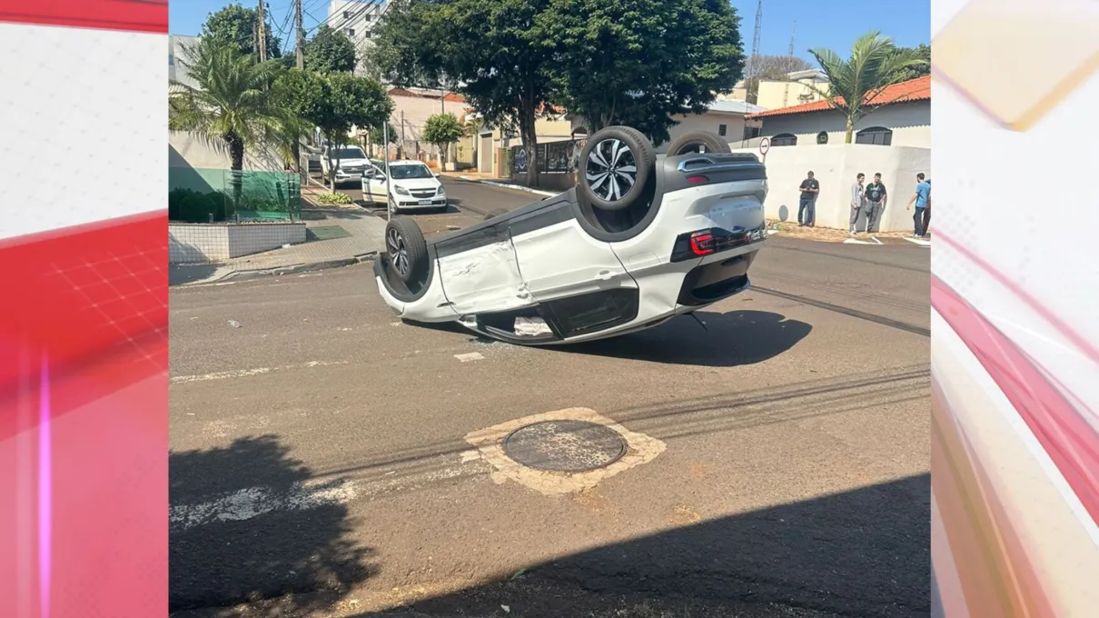 Carro ficou com o teto para baixo após colisão