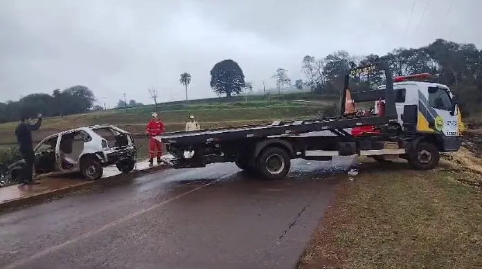 Carro furtado é encontrado dentro do Lago Schmidt em Apucarana