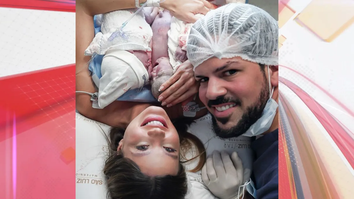 Casal com bebês na maternidade