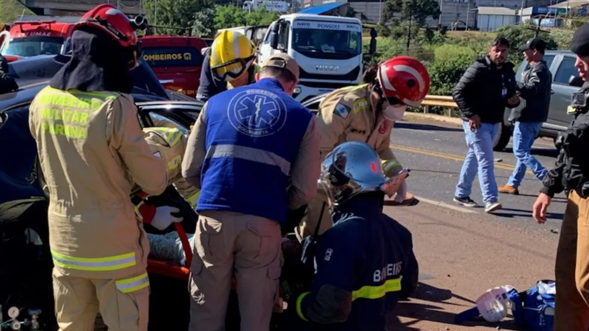 Corpo de Bombeiros e Samu atenderam as vítimas do acidente