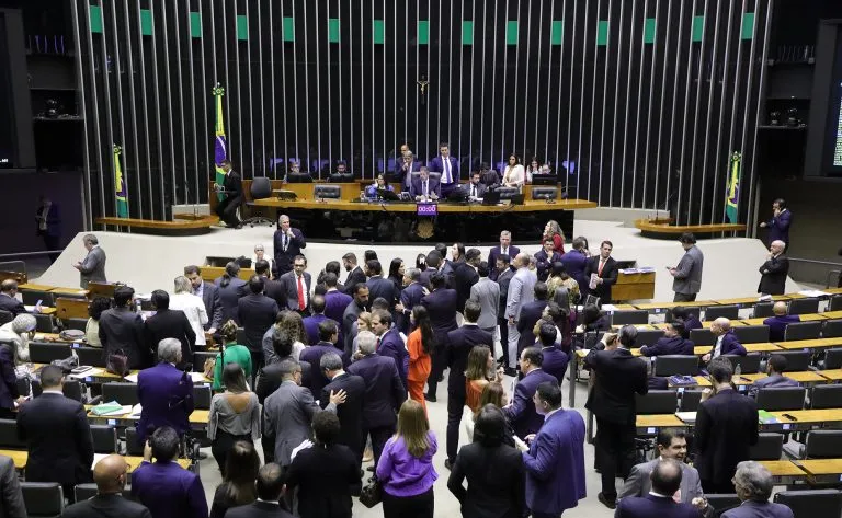 Deputados analisaram o texto em Plenário