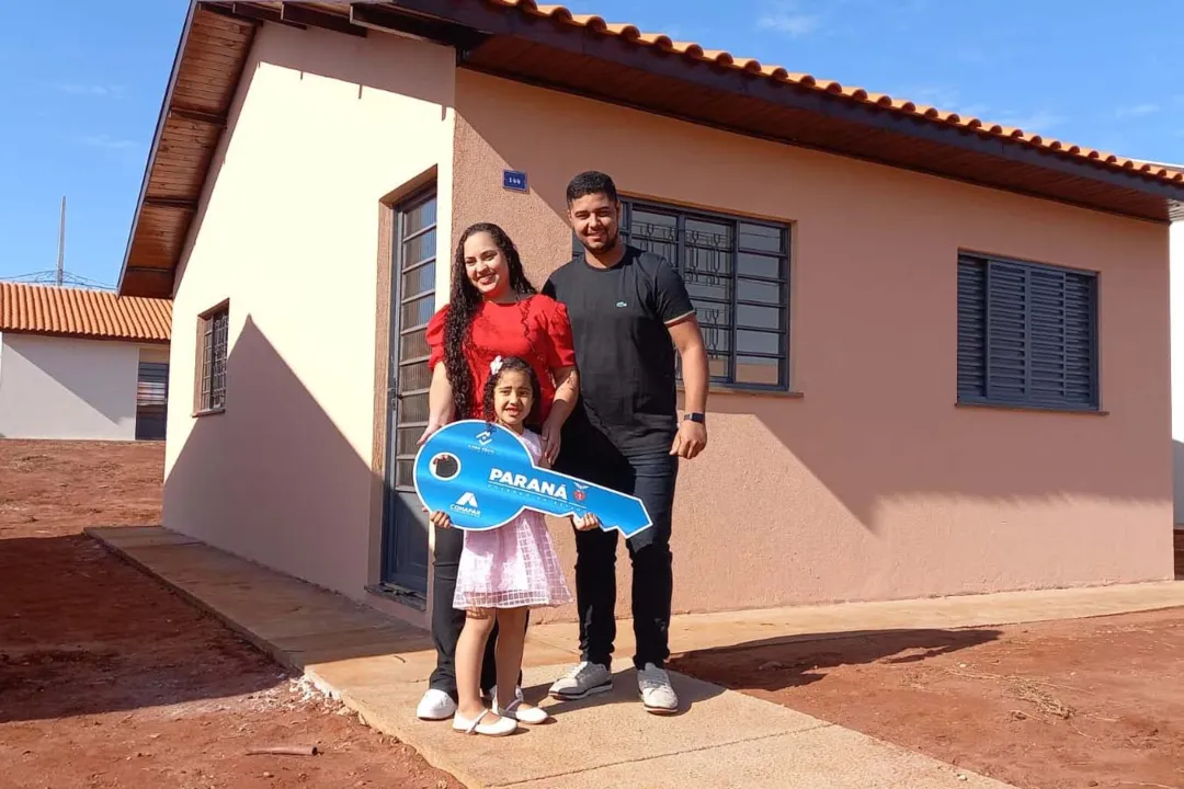 Famílias de Sabáudia recebem chaves da casa própria com subsídio do PR