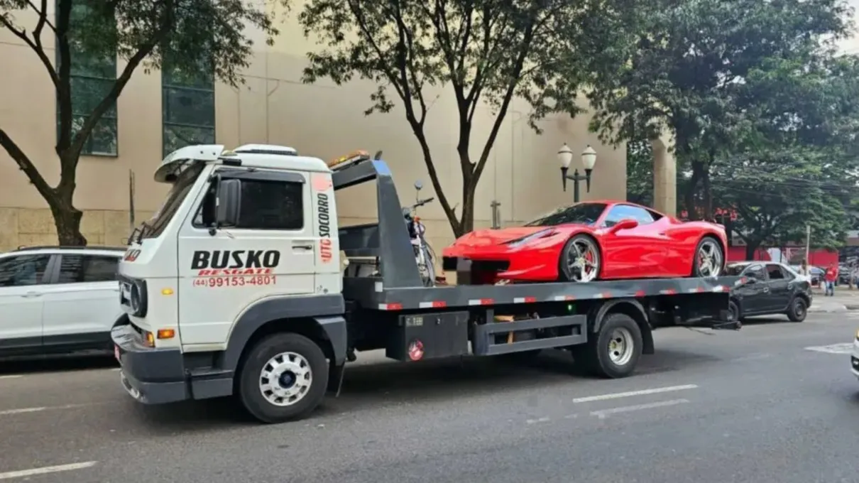 Ferrari no valor de R$ 2 milhões é guinchada por débito de R$ 90 no PR