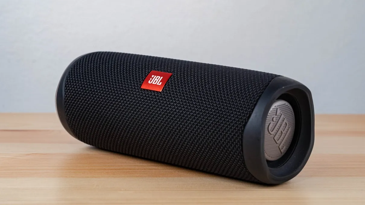 Foram levados quatro aparelhos de som da marca JBL e três copos da marca Stanley.