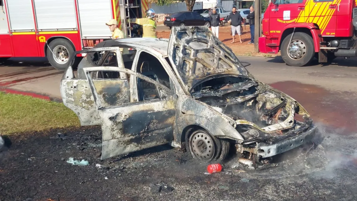 Ford Focus pega fogo na rua e acaba destruído em Arapongas