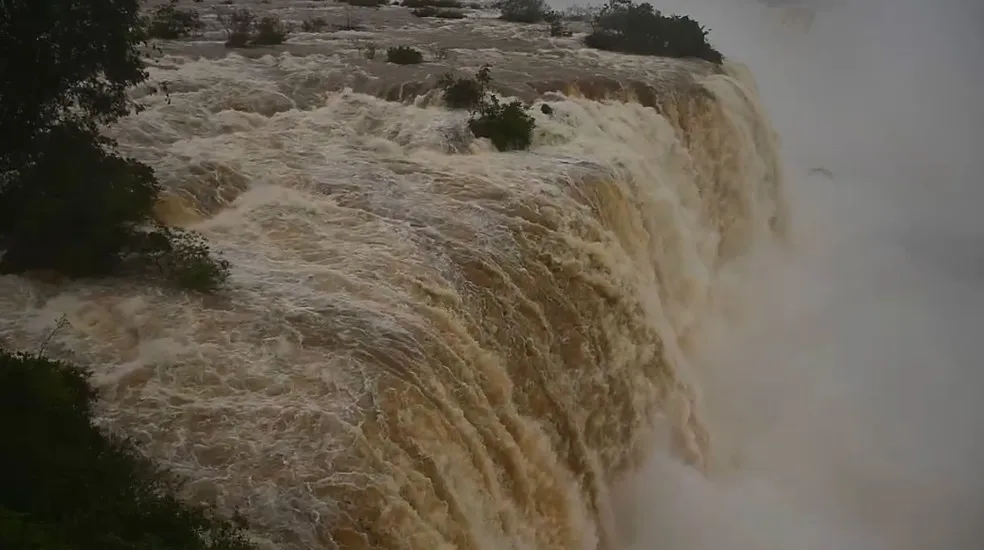 Geralmente, por questões de segurança, a passarela é fechada quando o volume chega perto dos 10 milhões de litros