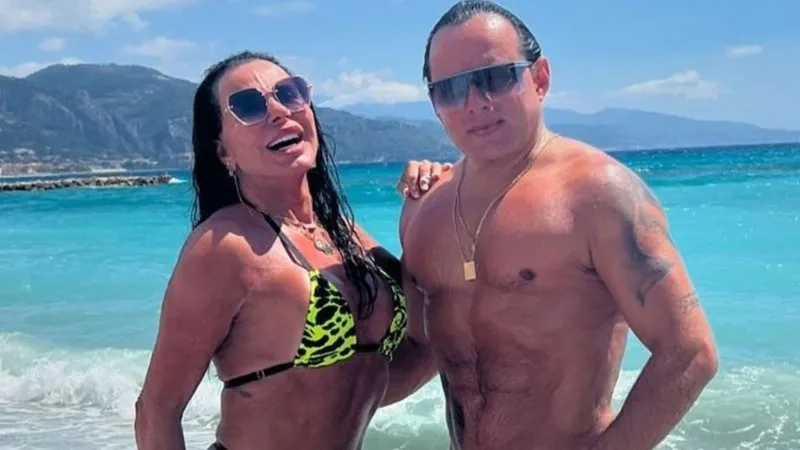 Gretchen exibe seu físico atual e do esposo