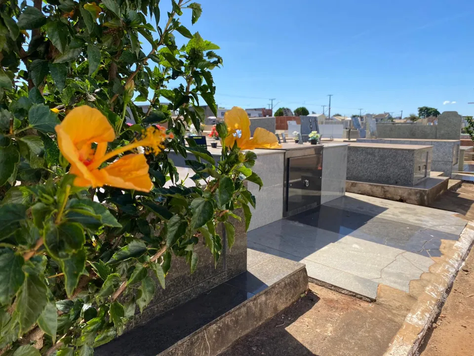 Sepultamentos acontecem em diferentes cemitérios