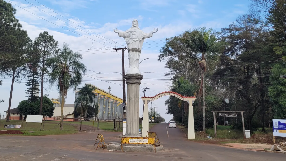 Monumento foi colocado no Colônia Esperança