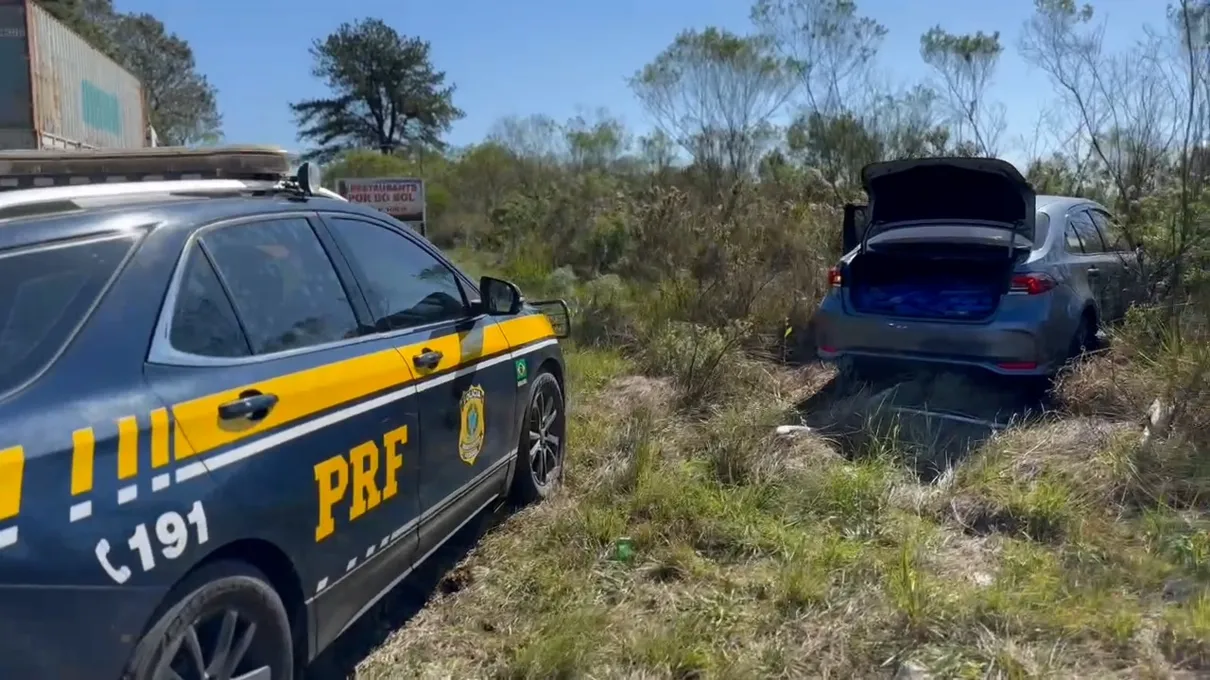 Motorista fugiu  e abandonou carro