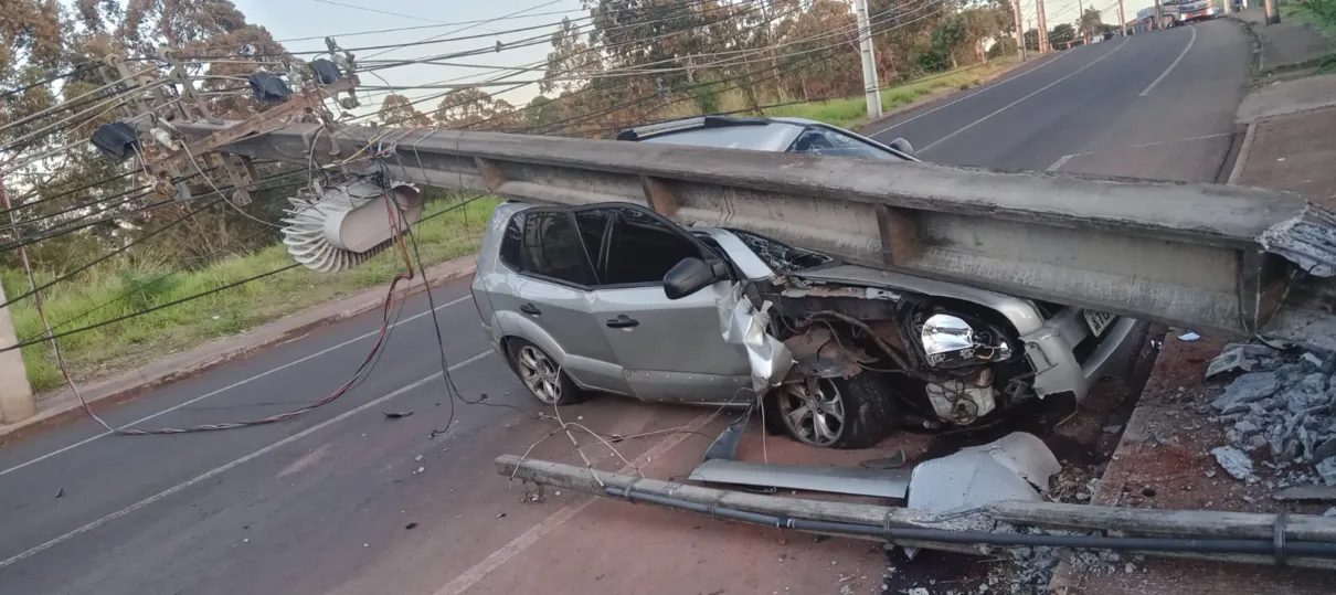 O acidente aconteceu na noite desta terça-feira (16)