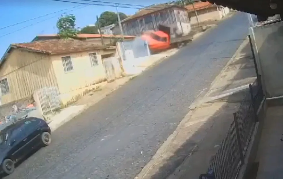 O caminhão derruba o muro e o portão da casa e invade o quintal