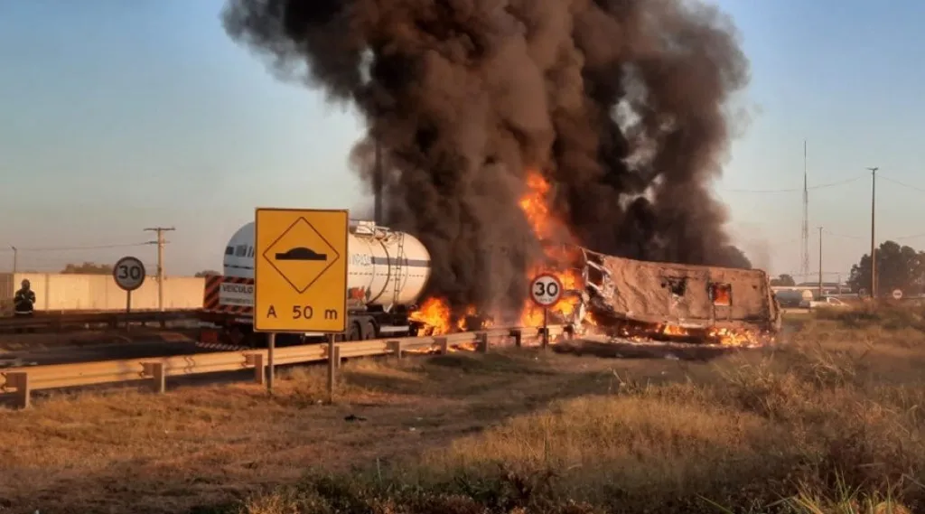 O caminhão-tanque teria explodido após a colisão