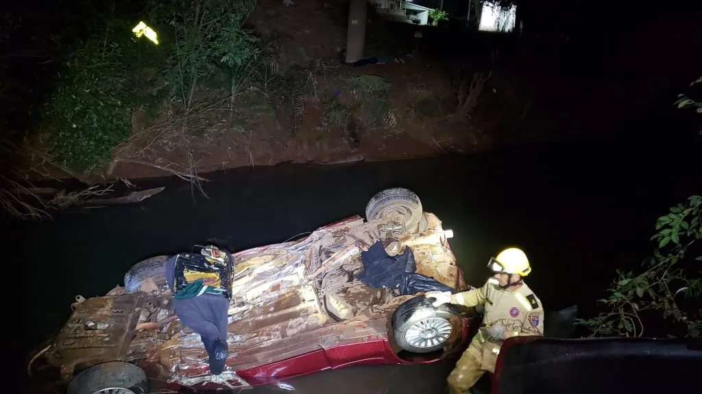 O veículo capotou na rodovia antes de parar na água