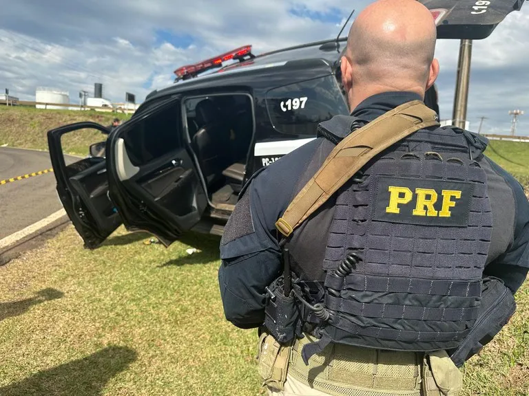 Os policiais rodoviários decidiram abordar o carro após perceberem que ele trafegava com o pneu dianteiro direito estourado