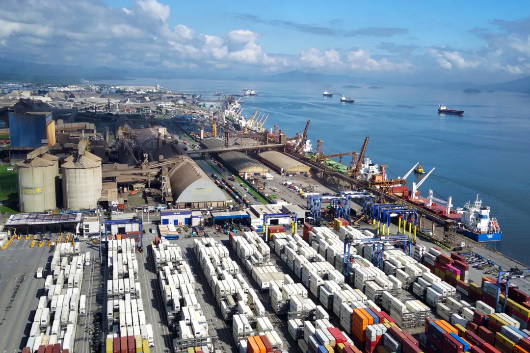 Os portos de Paranaguá e Antonina alcançaram uma nova marca histórica de movimentação