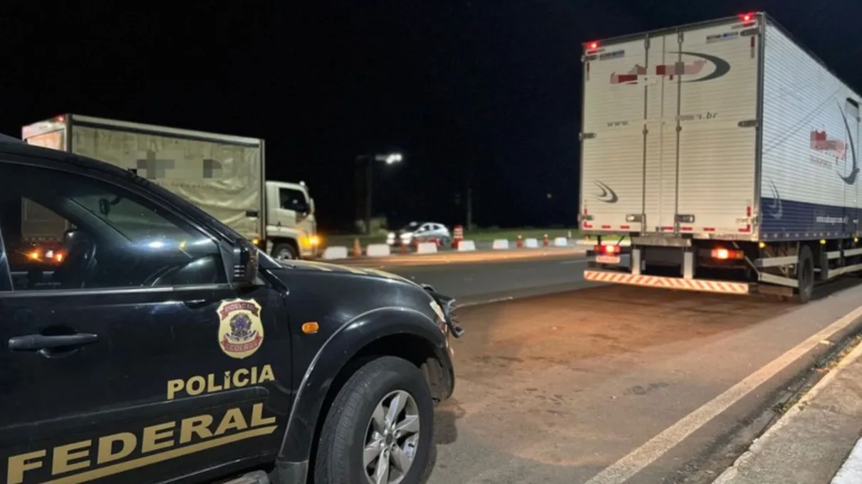 PF prende 5 pessoas com dois caminhões lotados de contrabando no PR
