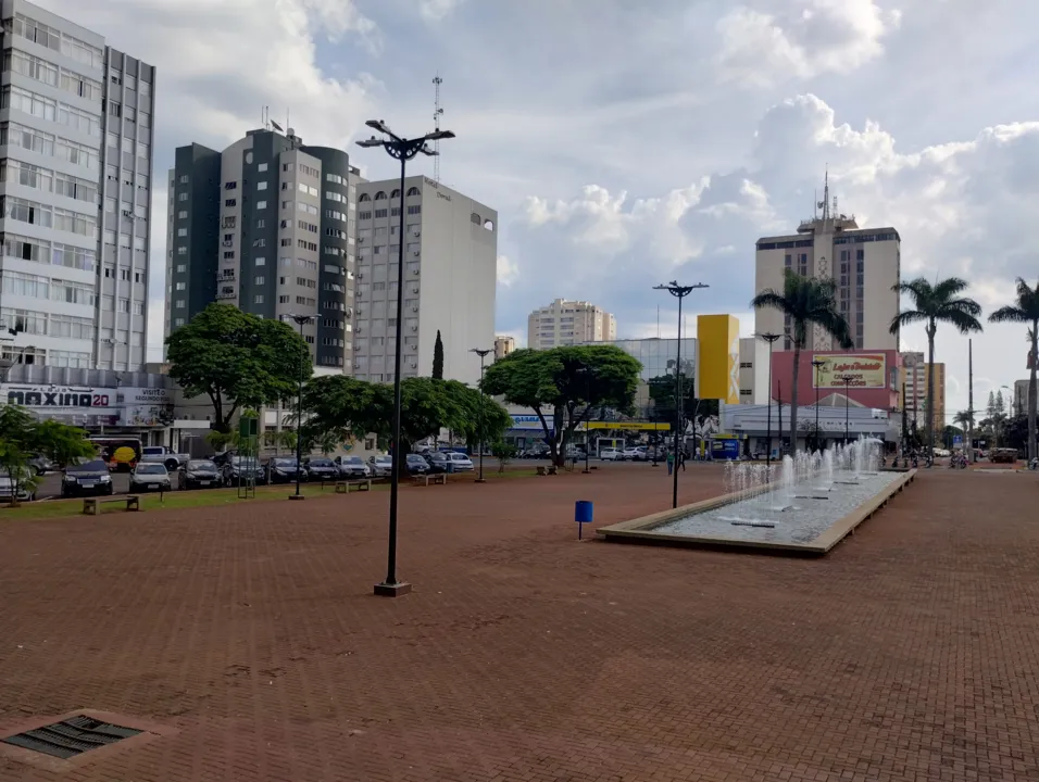 Pai e filho saíam de um banco localizado em frente à Praça Rui Barbosa
