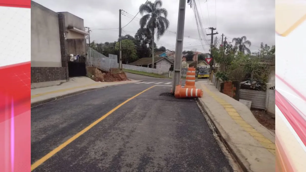 Poste no meio da rua atrapalha trânsito e chama atenção