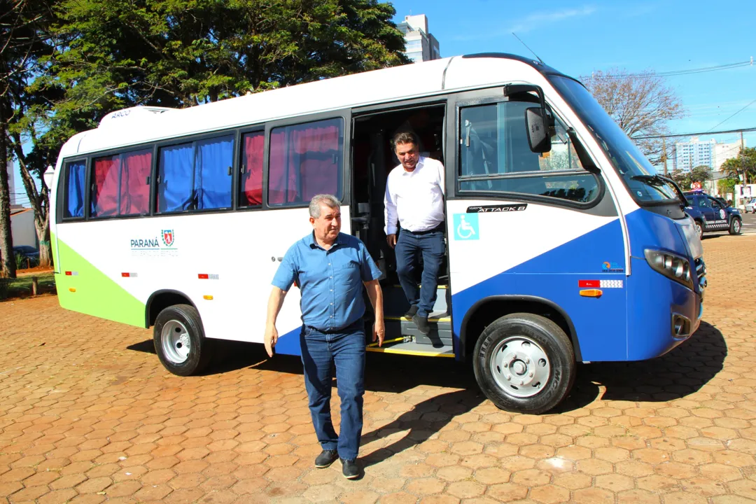 Prefeitura de Arapongas entrega micro-ônibus para a saúde