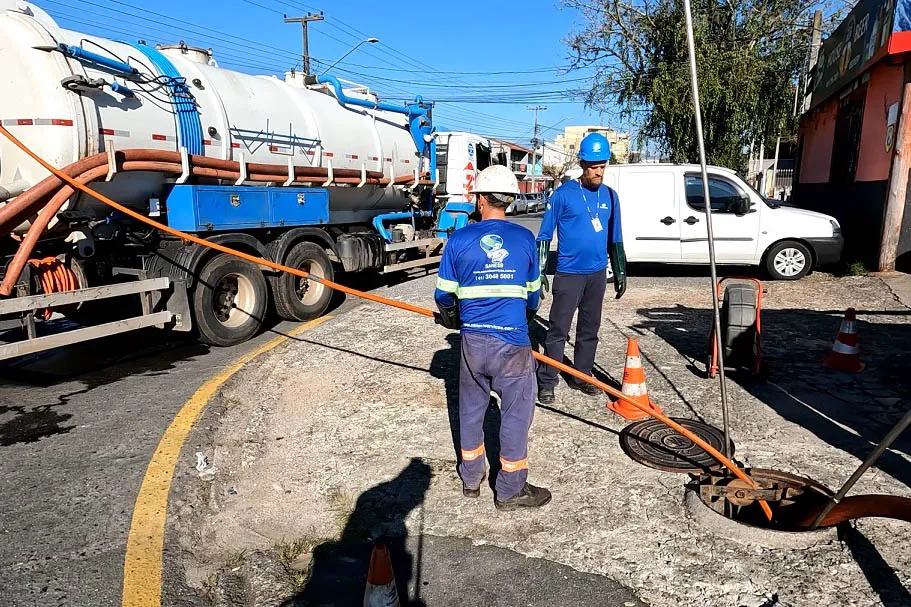 Qualquer resíduo sólido que vai parar na rede coletora de esgoto pode causar transtornos