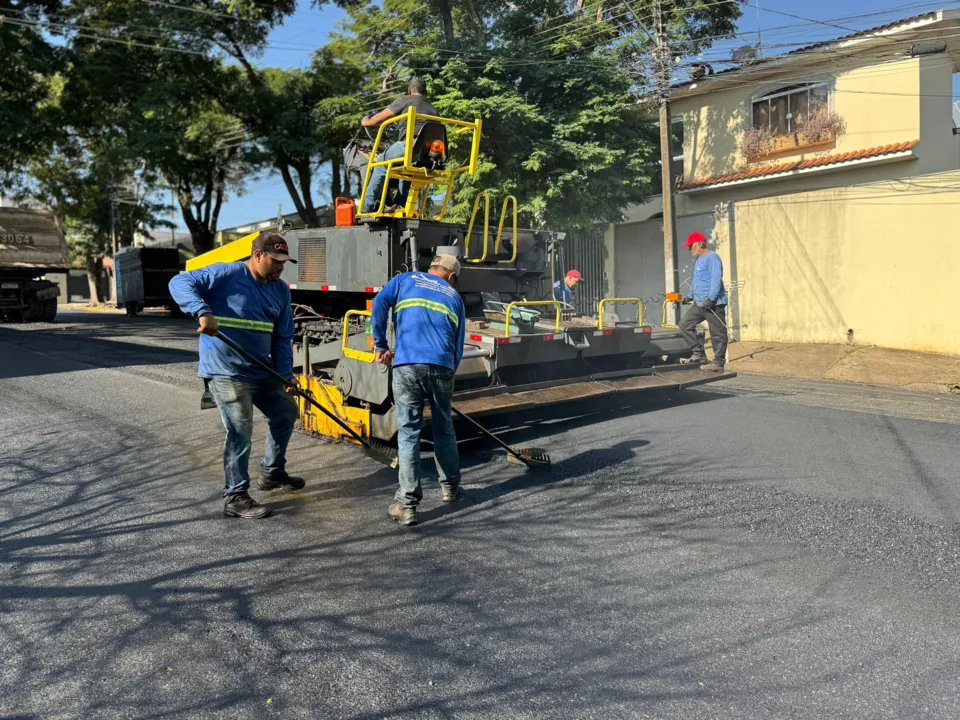 Secretaria de Obras, está dando continuidade no recape asfáltico em vários trechos na área central e bairros da cidade