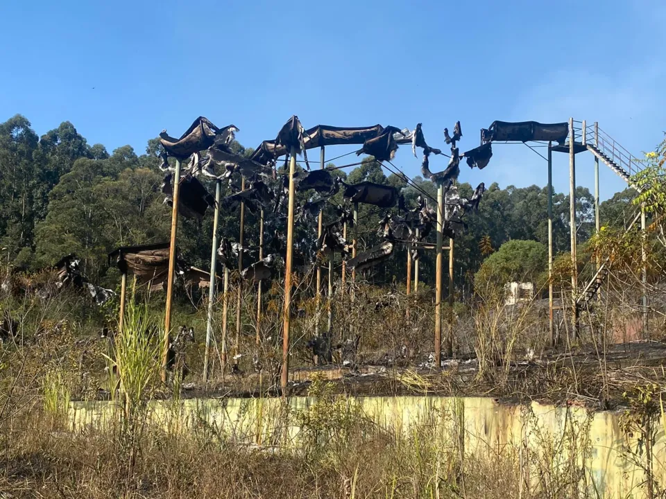 Tobogã ficou destruído após incêndio