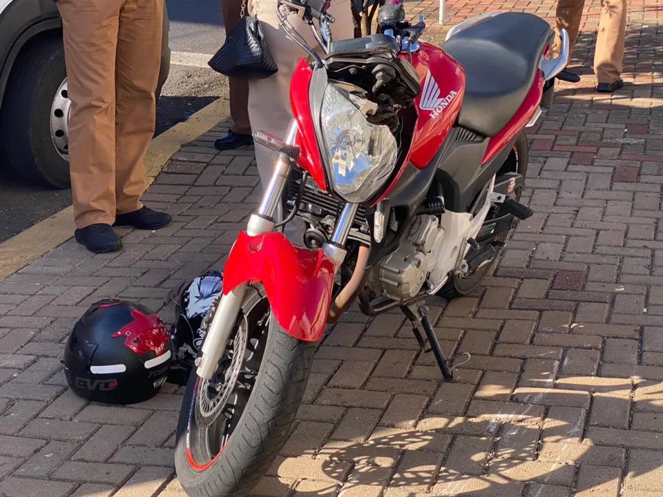 Três pessoas ficam feridas em acidente com moto no centro de Apucarana