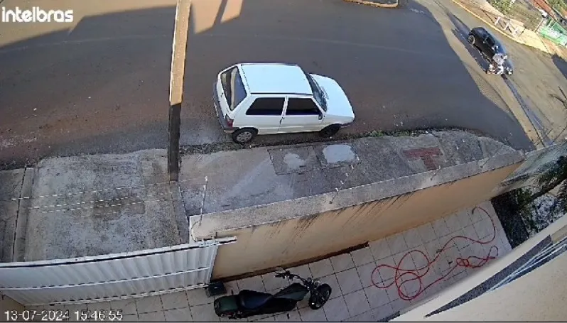 Uma câmera de segurança flagrou o momento de um grave acidente entre um carro e uma moto, registrado na tarde deste sábado (13), na Rua Dom Pedro Primeiro, no Jardim Morada do Sol, em Apucarana.