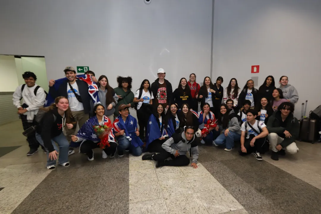 Vindos diretamente da Austrália, desembarcaram neste sabado (6), no Aeroporto Internacional Afonso Pena, em São José dos Pinhais, Alunos da rede estadual de ensino que participaram da edição de 2024 do programa Ganhando o Mundo.