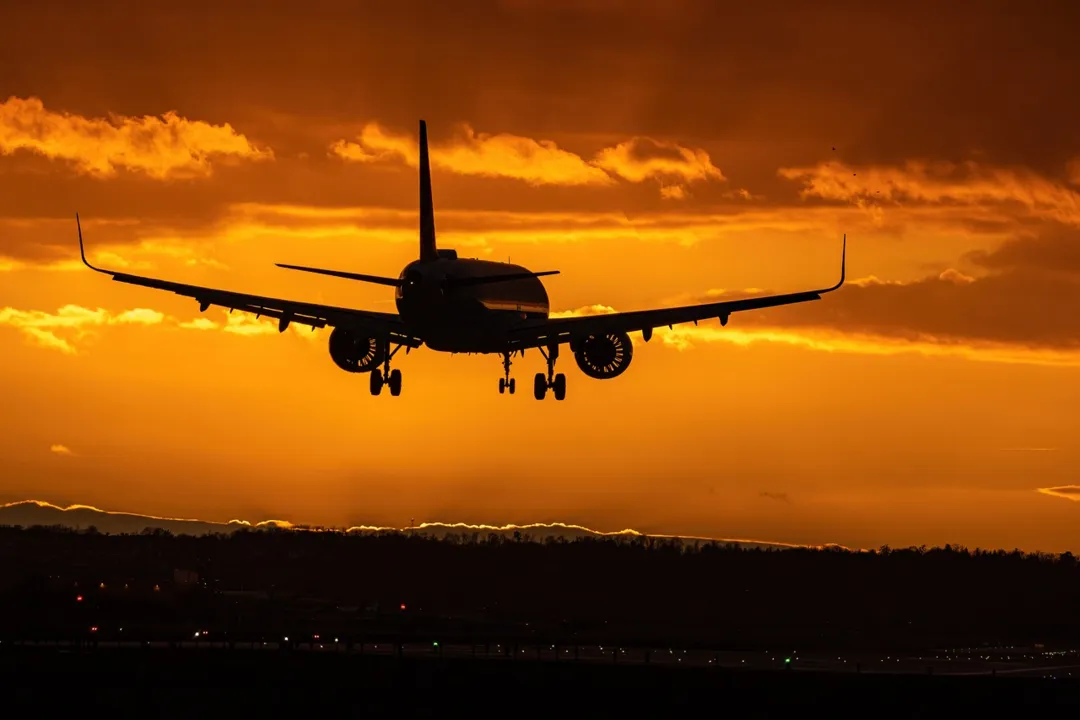 Segundo relatório da FAB, o primeiro piloto a relatar sobre o óvni avistou o objeto às 12h10, quando estava descendo em um aeroporto no Ceará