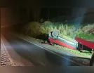 Carro com placas de Ivaiporã capota na PR-170; motorista escapa ileso