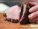 Homem fica ferido durante churrasco após tentar pegar pedaço de carne