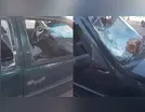 Veja como ficou o carro destruído por mulher em Bom Sucesso