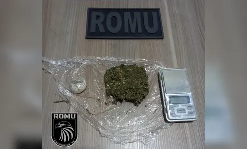 Jovem com tornozeleira eletrônica é preso por tráfico em Arapongas