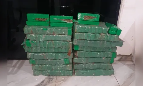 Gol com maconha é apreendido após motorista 'jogar' o carro na polícia