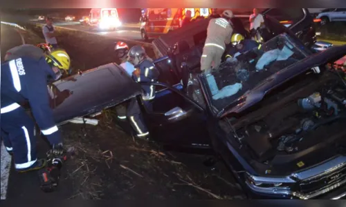 Caminhonete capota e três pessoas ficam feridas na BR-376