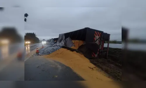 Carreta tomba na BR-376 e carga fica espalhada pela pista
