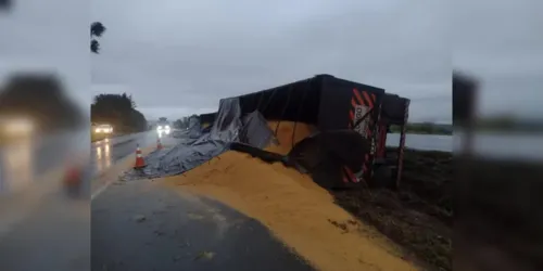 A carga se espalhou pela pista e interferiu  o tráfego de veículos no sentido Curitiba