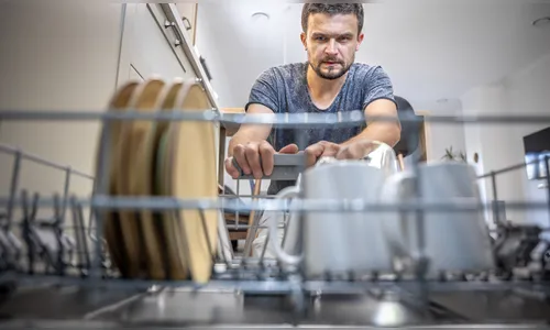 Lavar louça pode ajudar na prevenção de doenças neurodegenerativas