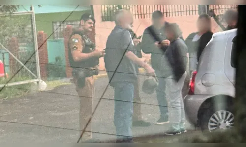 Motorista joga carro contra pacientes em UBS e agride homem ; entenda