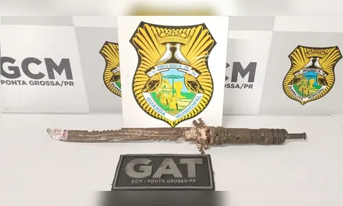 Homem tenta matar esposa com espada artesanal e é preso