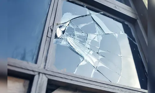 Filho quebra janela de casa e rouba celular da mãe para comprar drogas