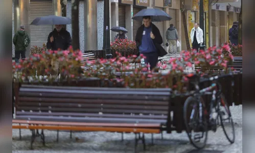 Saiba até quando o frio e a chuva devem permanecer no Paraná