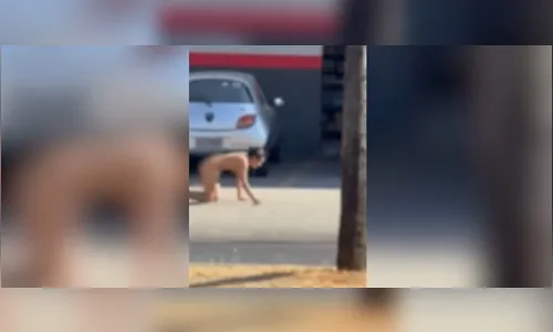 Vídeo mostra jovem engatinhando 'como veio ao mundo’ em meio à avenida