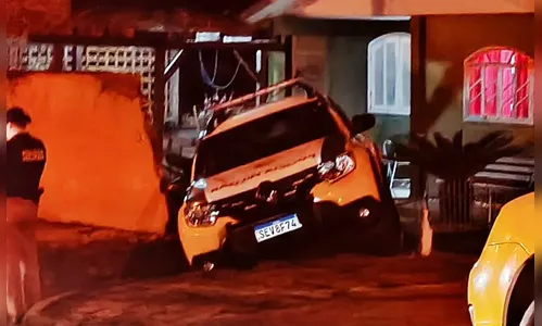 Viatura da PM invade muro de casa após perseguição